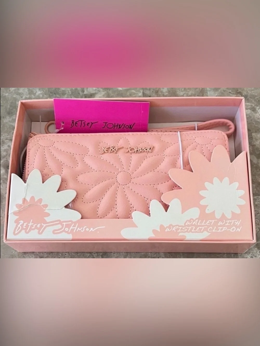 Betsey Johnson NWT Pastel Pink Quilted Daisy Zip Around Wallet Wristlet Flower